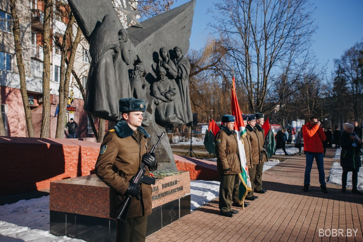 Памятник видео. Бобруйск памятник воинам интернационалистам. Воины интернационалисты. День памяти воинов-интернационалистов. День воина интернационалиста.