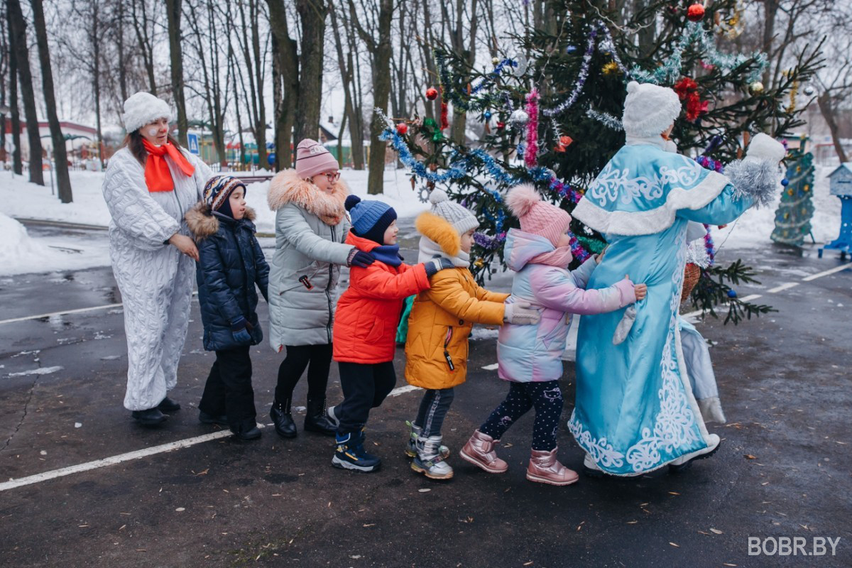 Живой уголок и заколдованная Снегурочка: в детском парке прошло новогоднее представление