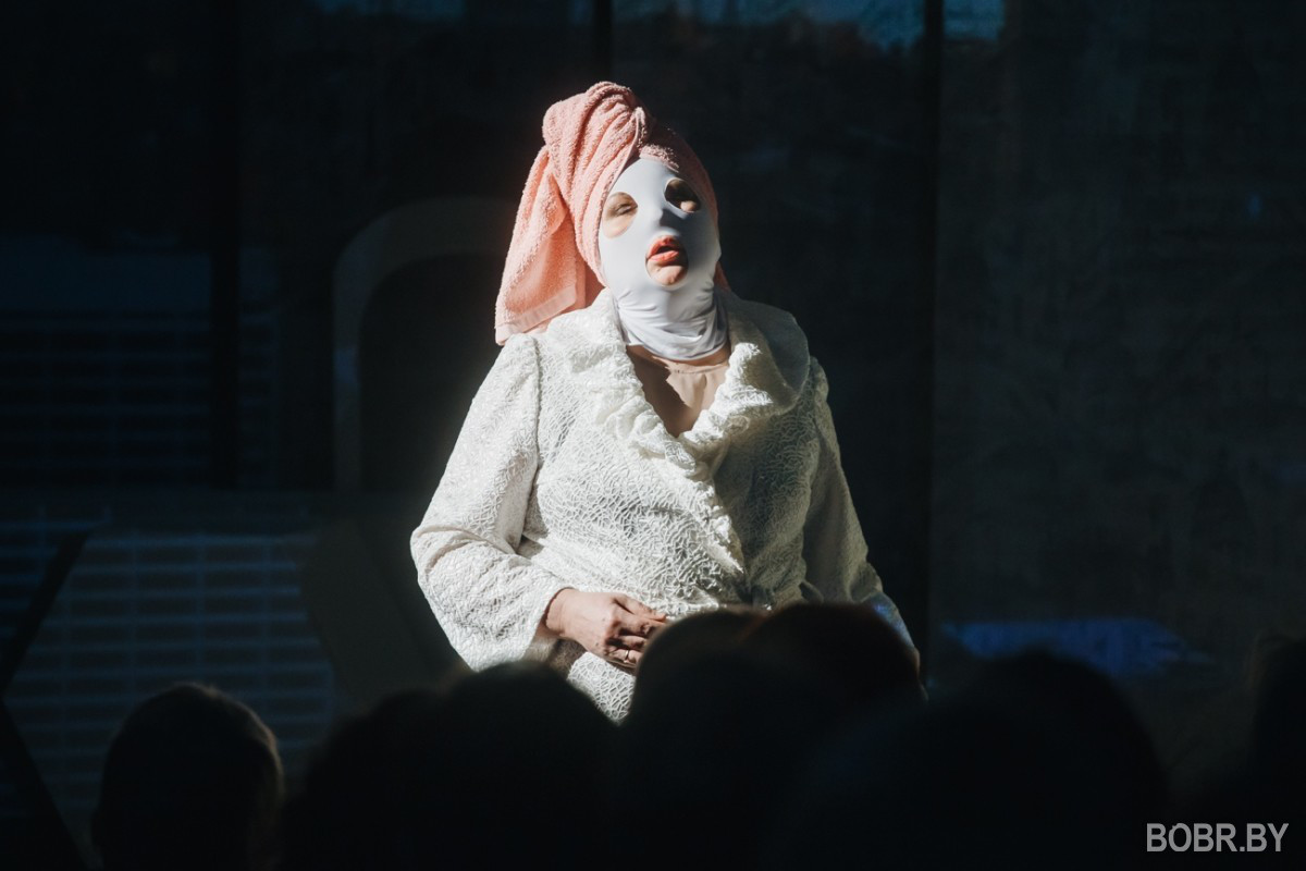 Историю создательницы «империи красоты» показали на сцене бобруйского театра