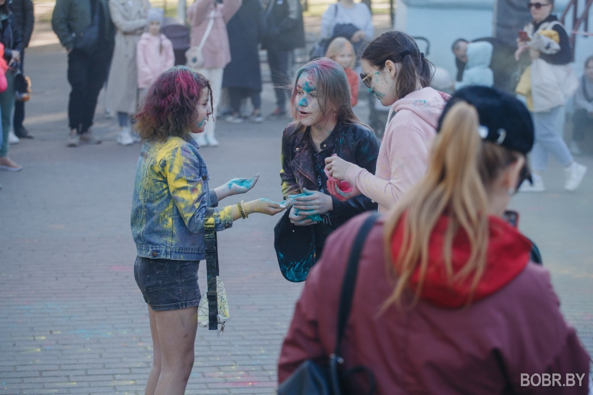 Шоу мыльных пузырей и фестиваль красок в городском парке. Фоторепортаж