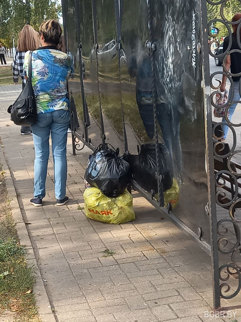 Кто следит за чистотой остановок общественного транспорта в городе? Спрашивают читатели