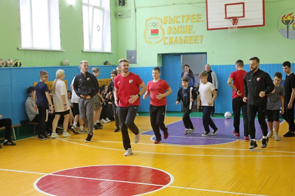Футболисты Белшины провели открытый урок по футболу в гимназии №3