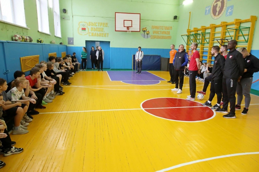 Футболисты Белшины провели открытый урок по футболу в гимназии №3