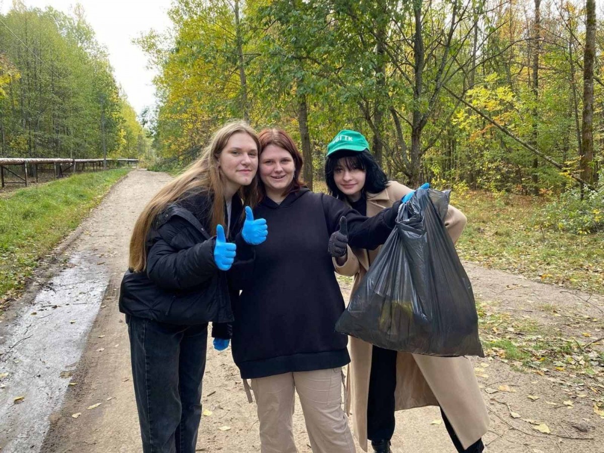 40 учащихся из различных колледжей Бобруйска приняли участие в волонтерской акции по уборке мусора