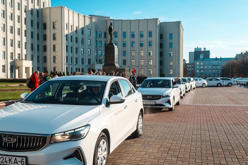 Бобруйск, Могилев и районы получили ключи от 47 новых автомобилей медпомощи