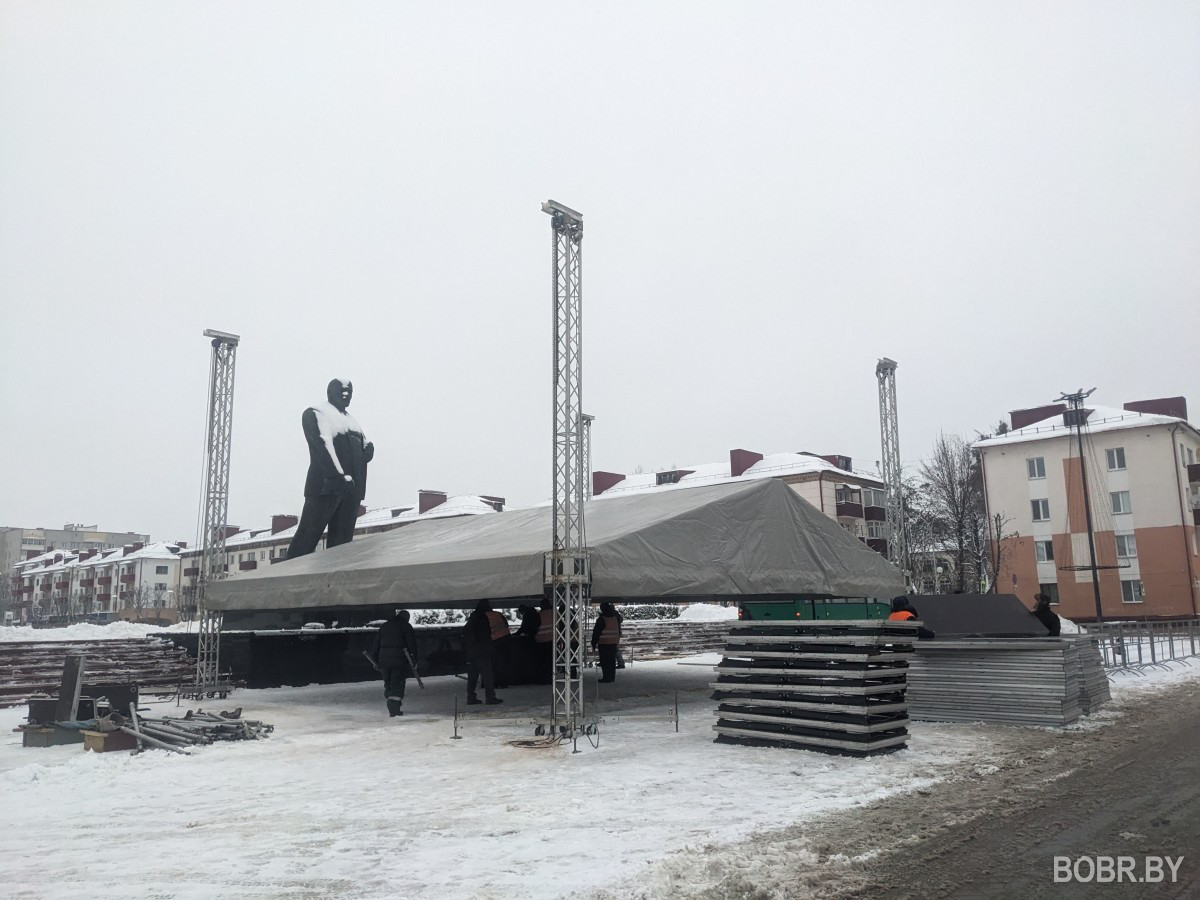 Монтаж сцены на площадь Ленина в Бобруйске