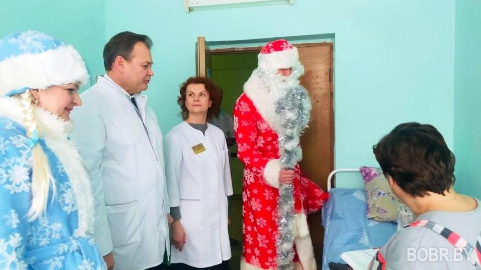 Пациентов Бобруйской центральной больницы поздравили с Новым годом