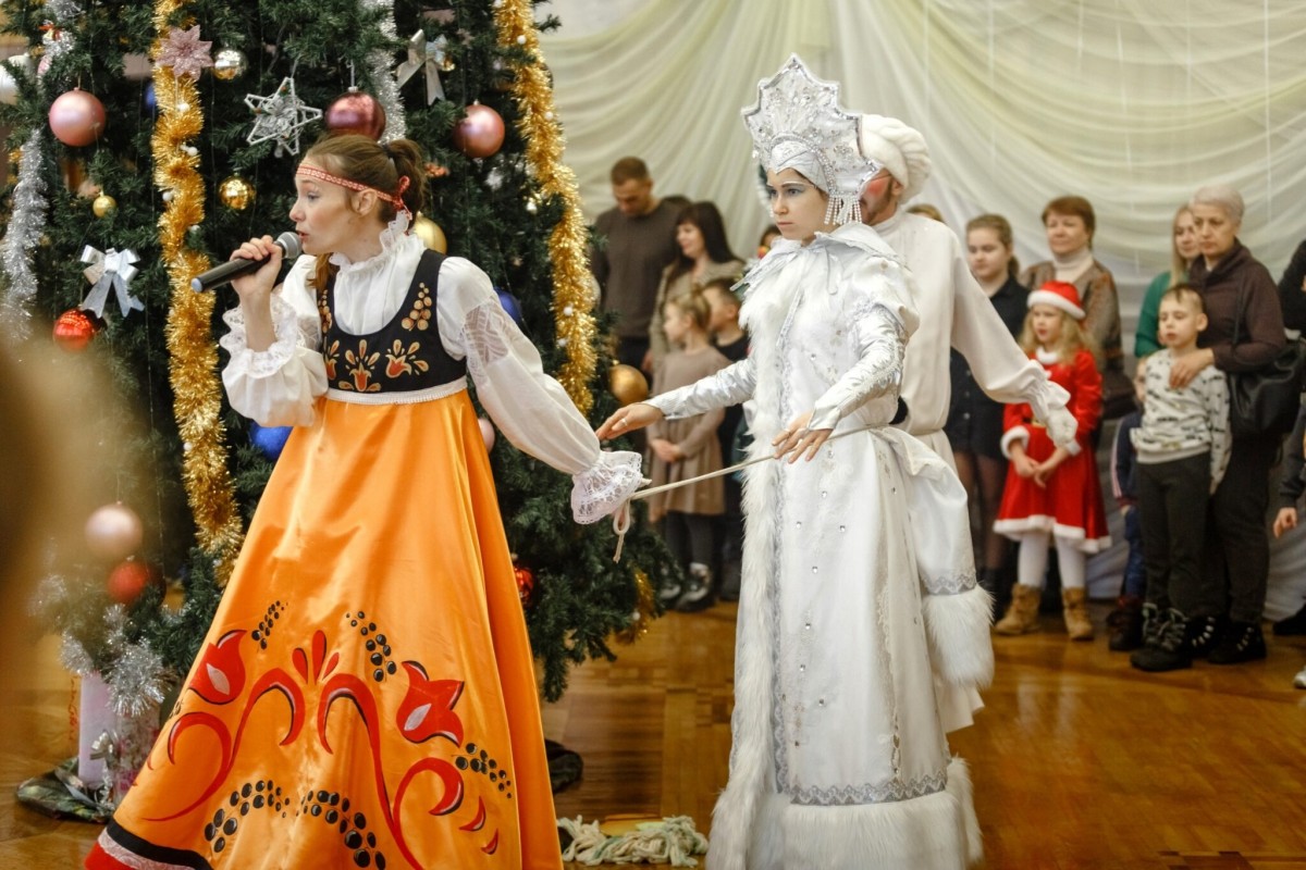 4 января представление у ёлки и сказка «Следствие ведёт Снеговик» подарила радость и праздничное настроение нуждающимся в помощи детям