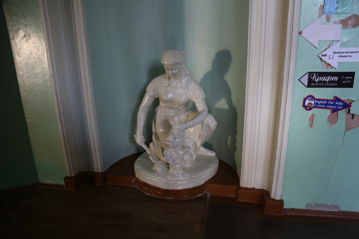 Советская скульптура в гостнице 