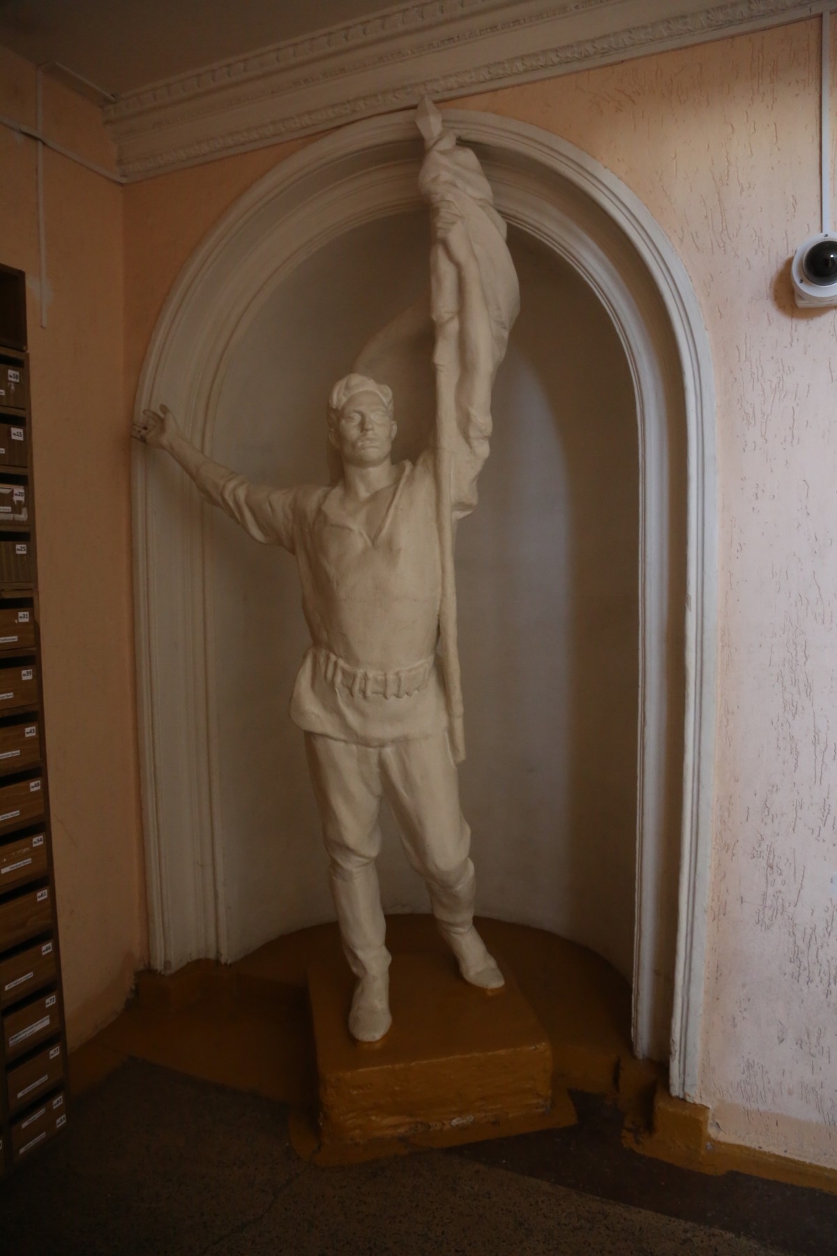 Советская скульптура в гостнице 