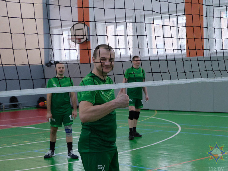 Первый день турнира на кубок Председателя Бобруйского городского исполнительного комитета среди подразделений пожарных-спасателей прошел в состязаниях по волейболу.