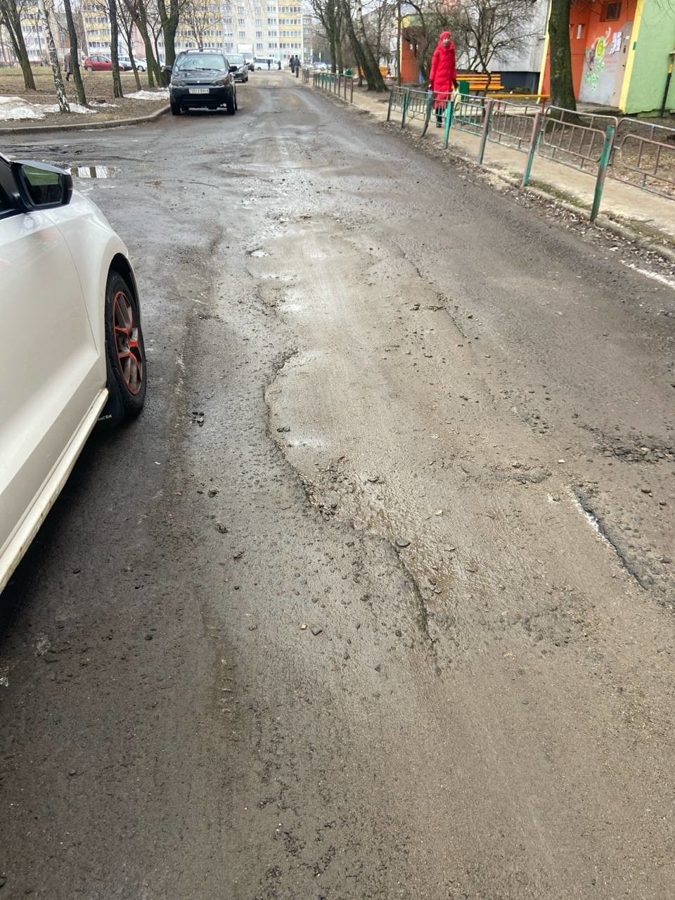 В одном из дворов Бобруйска провели ямочный ремонт дороги. Пишут читатели