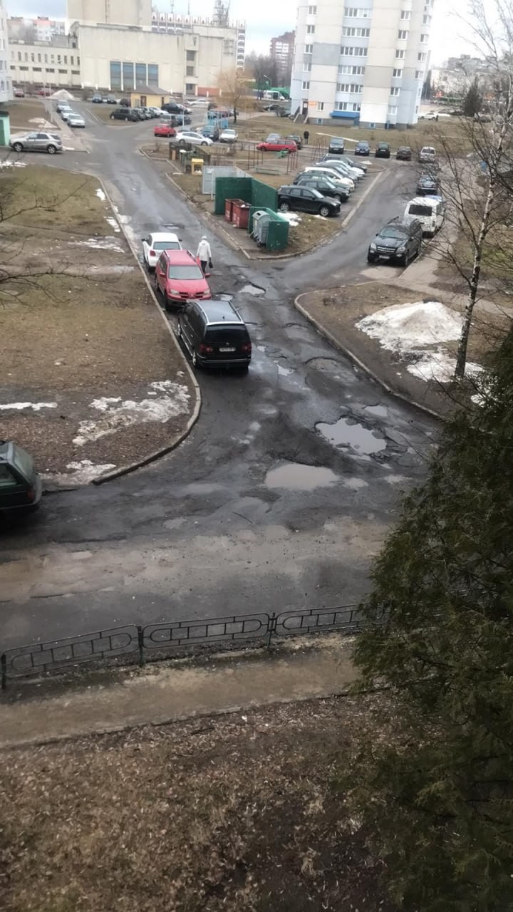 В одном из дворов Бобруйска провели ямочный ремонт дороги. Пишут читатели