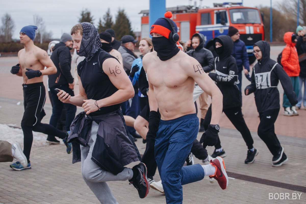 Более 100 человек закалялись на фестивале в Бобруйске