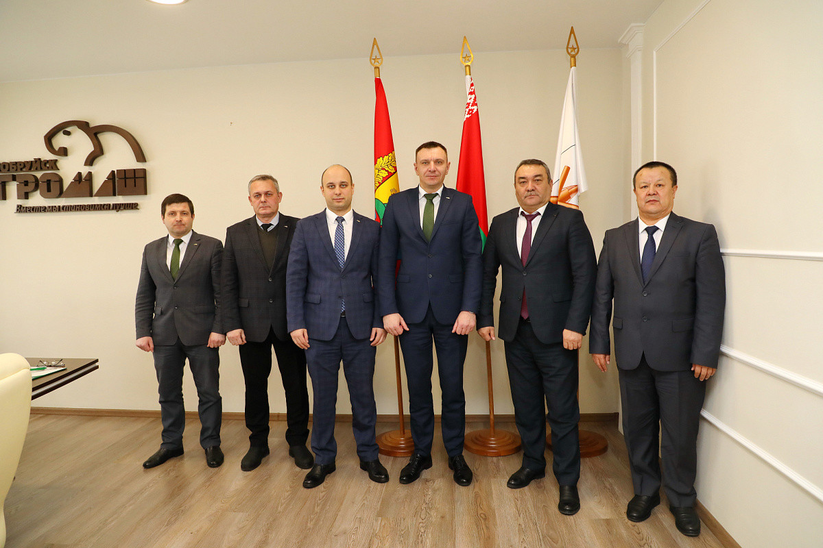 Одним из главных итогов встречи стало подписание контракта на поставку кормозаготовительной техники в Узбекистан.