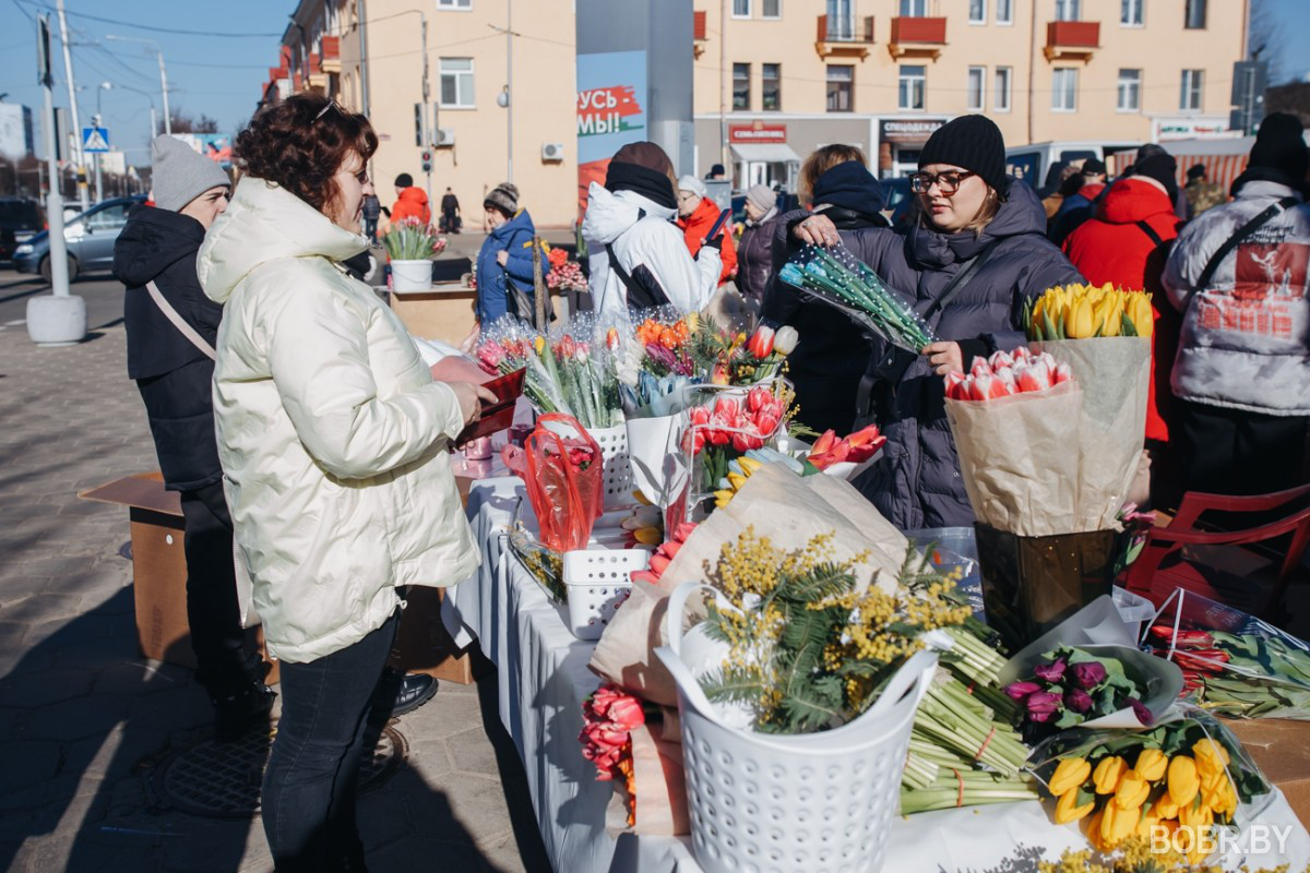 В Бобуйске работают цветочные ярмарки. Узнали в какую стоимость обойдется праздничный букет