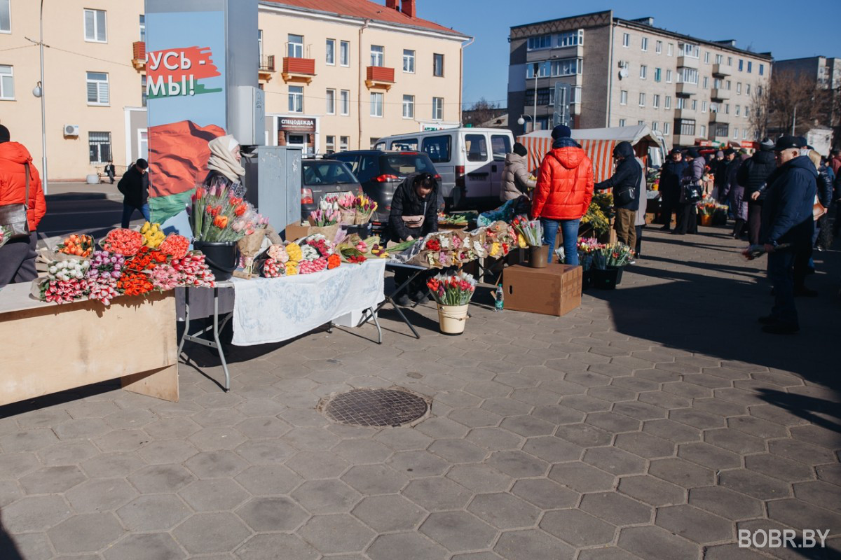 В Бобуйске работают цветочные ярмарки. Узнали в какую стоимость обойдется праздничный букет
