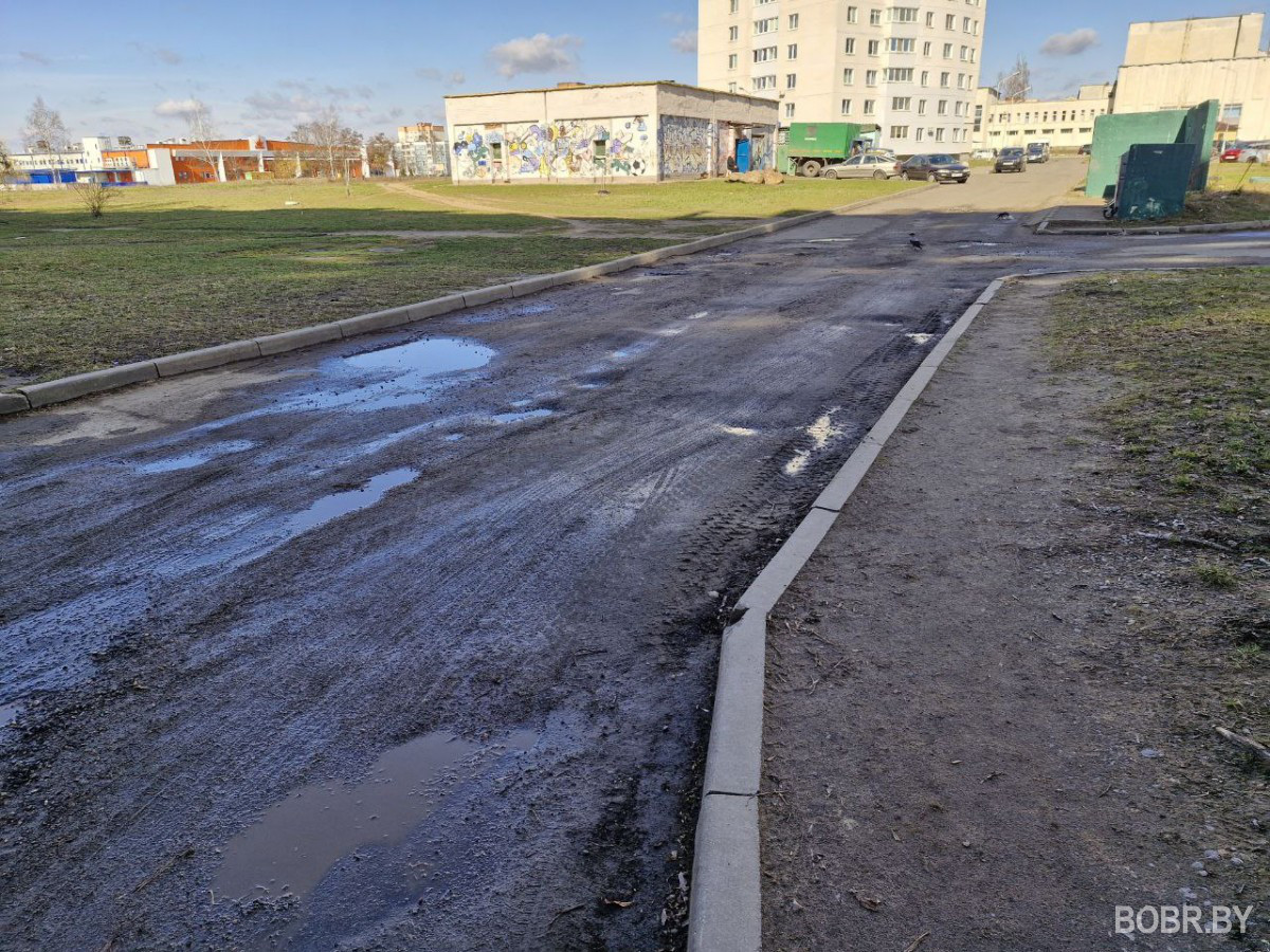 Во дворе дома по Ульяновской продолжается ямочный ремонт дороги
