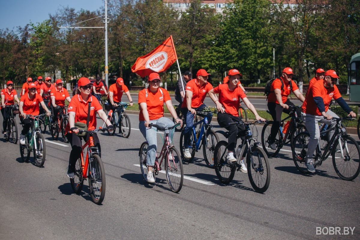 По главной улице Бобруйска проехали несколько тысяч велосипедистов