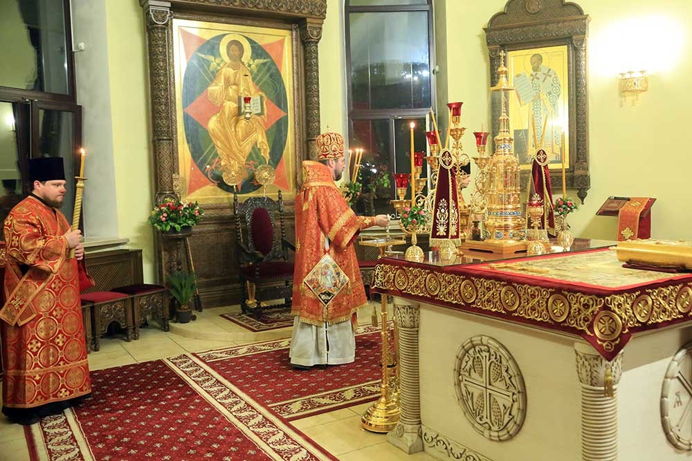 По окончании Божественной литургии правящий архиерей зачитал праздничное послание Патриарха Московского и всея Руси Кирилла.