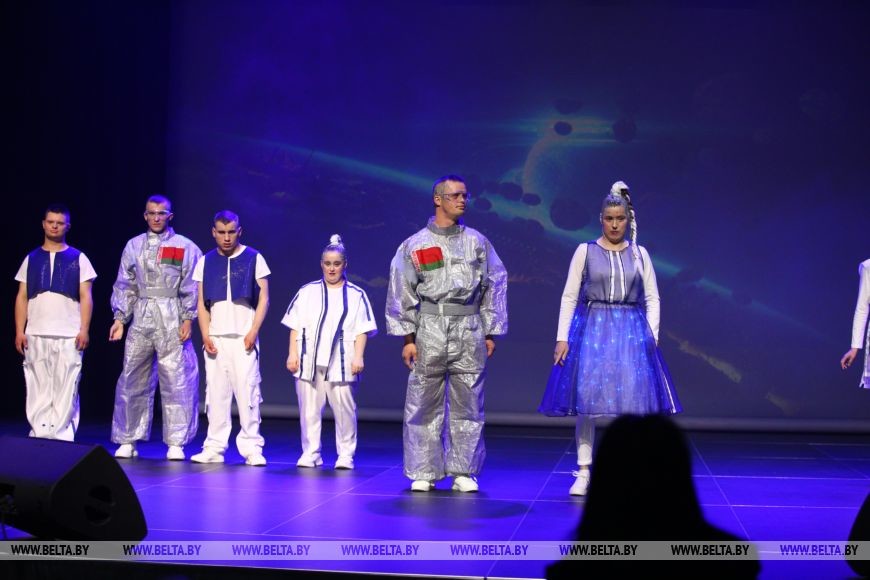 Необычный модный показ «Цветные сны» прошел в Минске 17 мая на сцене Белорусского государственного университета культуры и искусства.