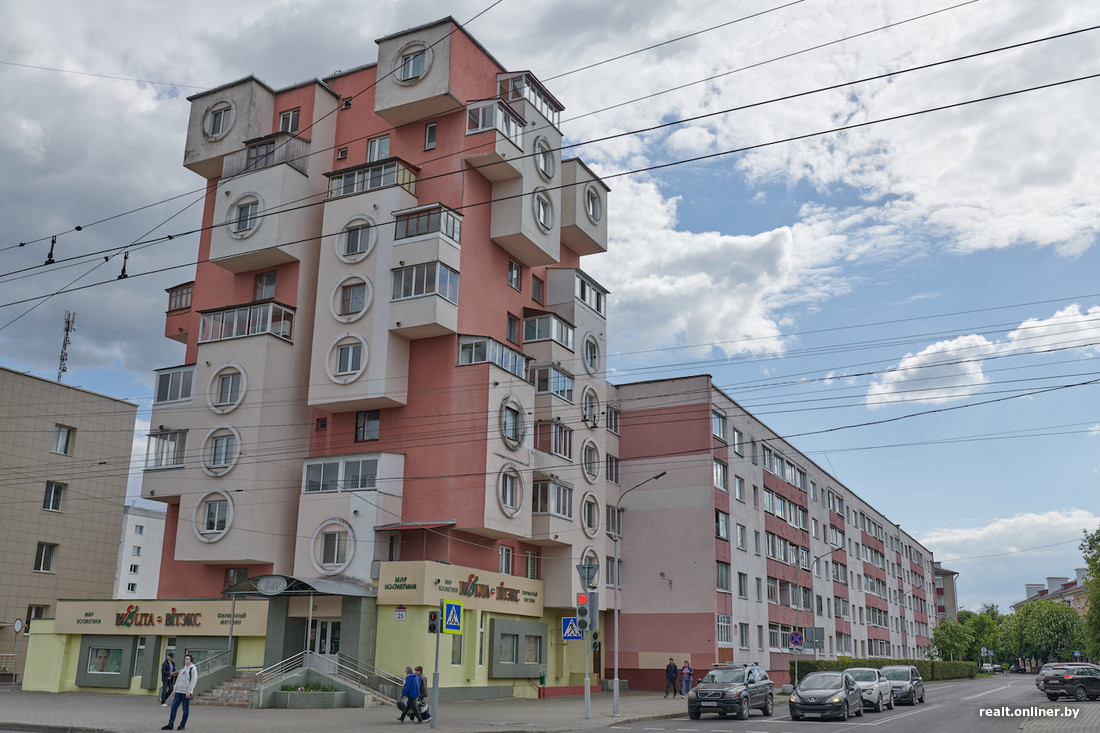 Даже те, кто впервые оказался в Бобруйске, легко смогут отыскать «дом-тетрис», ведь он расположился в самом сердце города, недалеко от главной площади.
