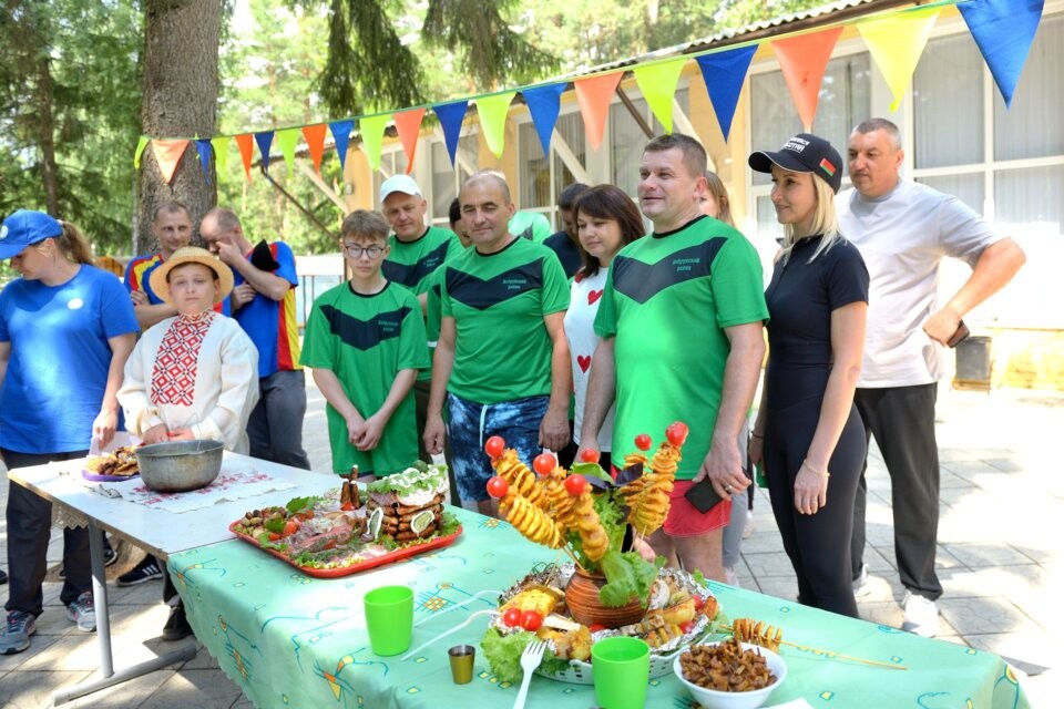 Сегодня на базе детского оздоровительного лагеря «Бобренок-2010» прошел День здоровья среди госслужащих и руководящих работников Бобруйского района.