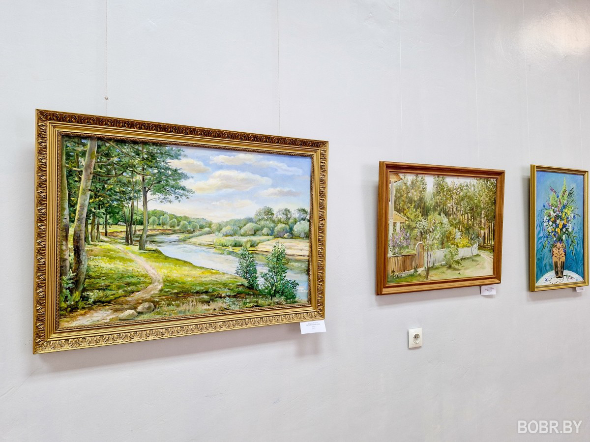 В выставочном зале представлено более 100 картин художников-любителей