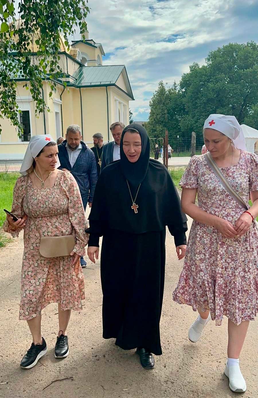 Бобруйский женский монастырь Святых Жен-Мироносиц и Бобруйскую крепость посетили руководители медицинских учреждений