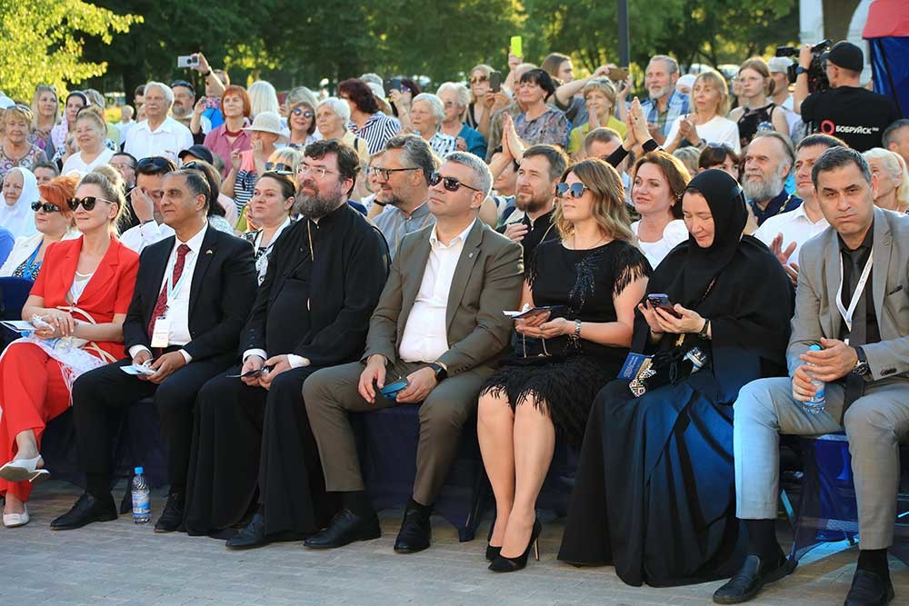 На территории Бобруйского женского монастыря в честь Святых Жен Мироносиц состоялся праздник духовного творчества «С любовью в сердце»