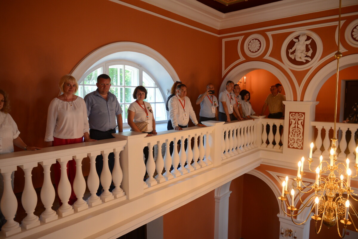 Экскурсовод провела гостей по залам и познакомила с историей памятника архитектуры классицизма XVIII-XIX веков.