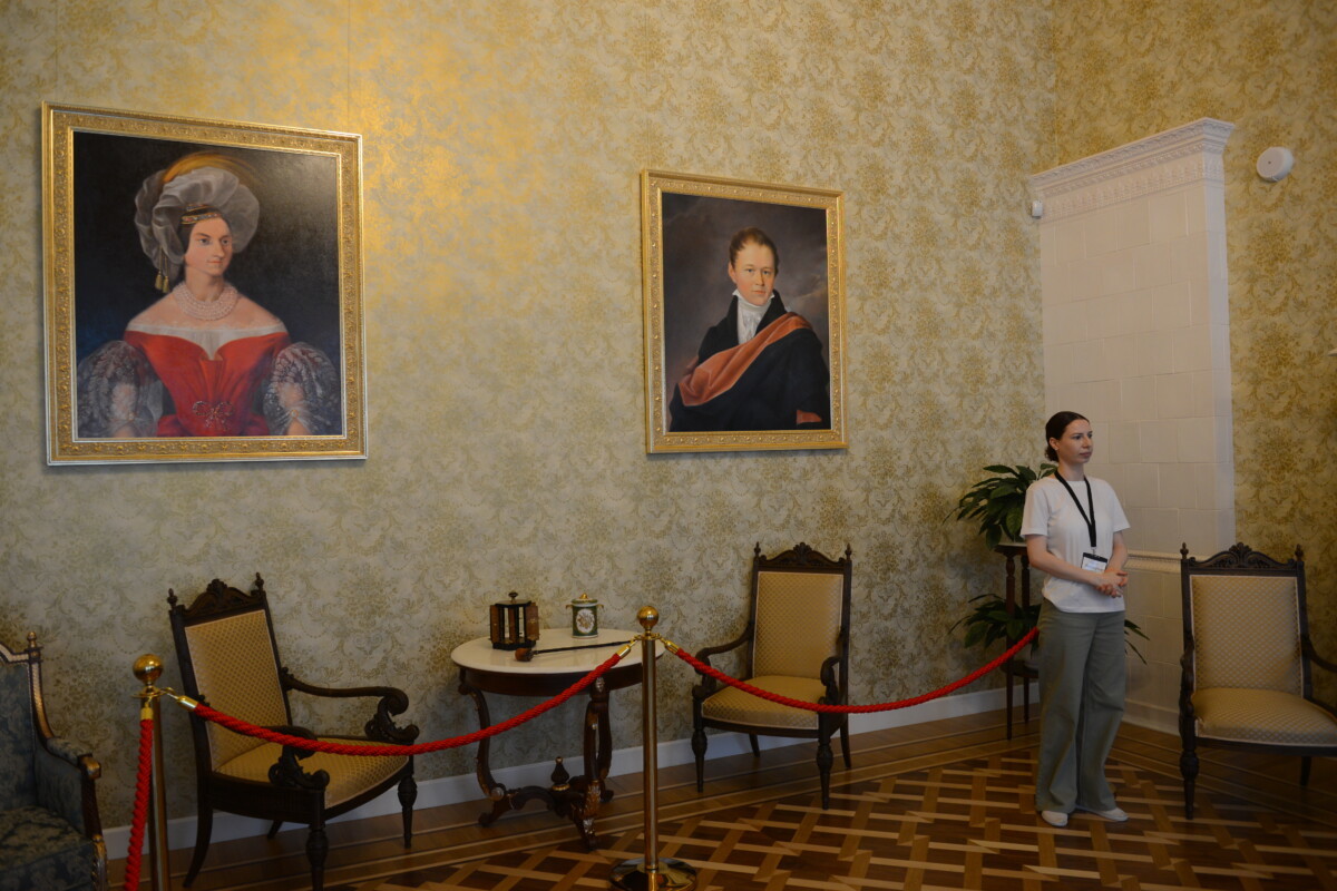 Экскурсовод провела гостей по залам и познакомила с историей памятника архитектуры классицизма XVIII-XIX веков.