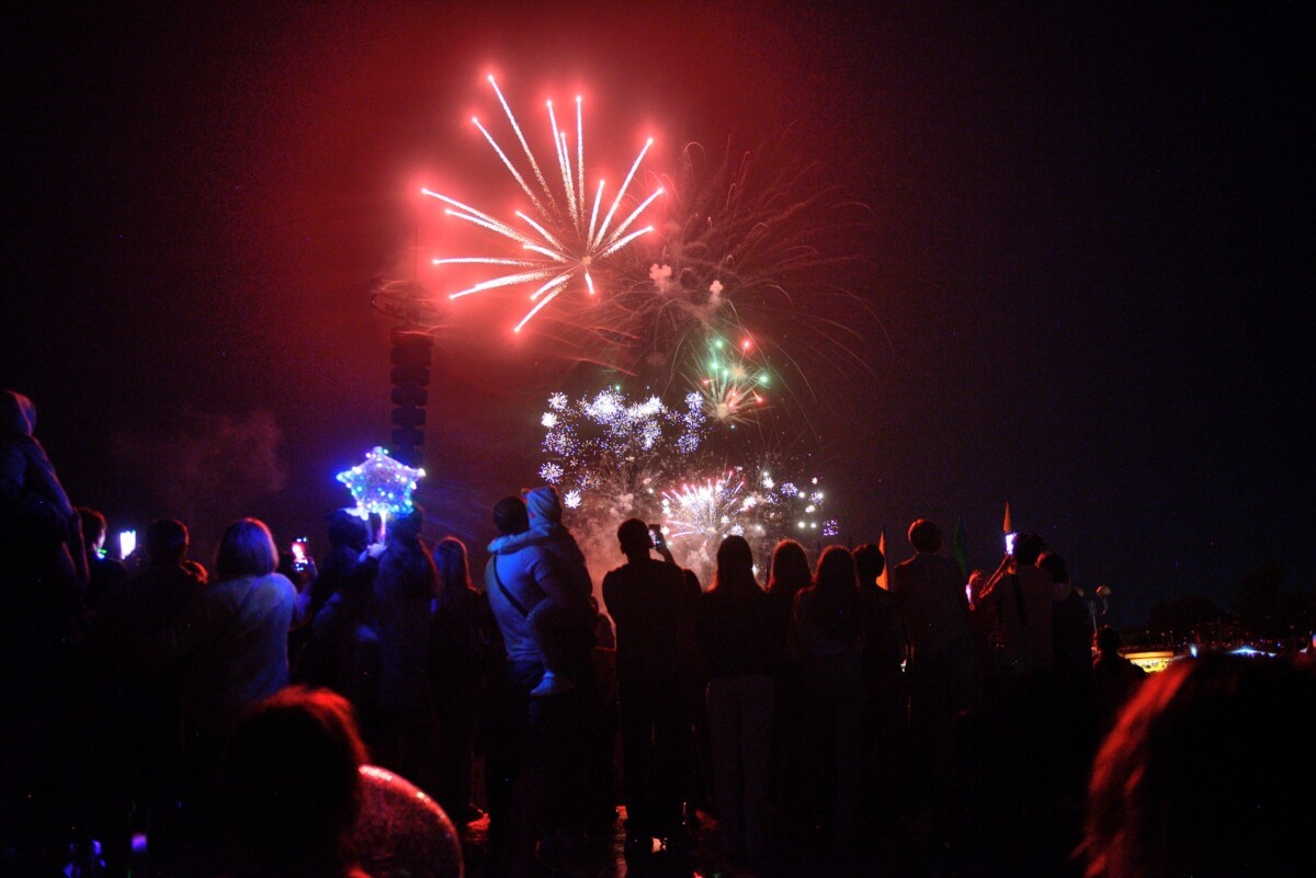 Торжественные слова гимна прозвучали в 22.55, а в 23.00 ночное небо над Бобруйщиной было расцвечено праздничным салютом.