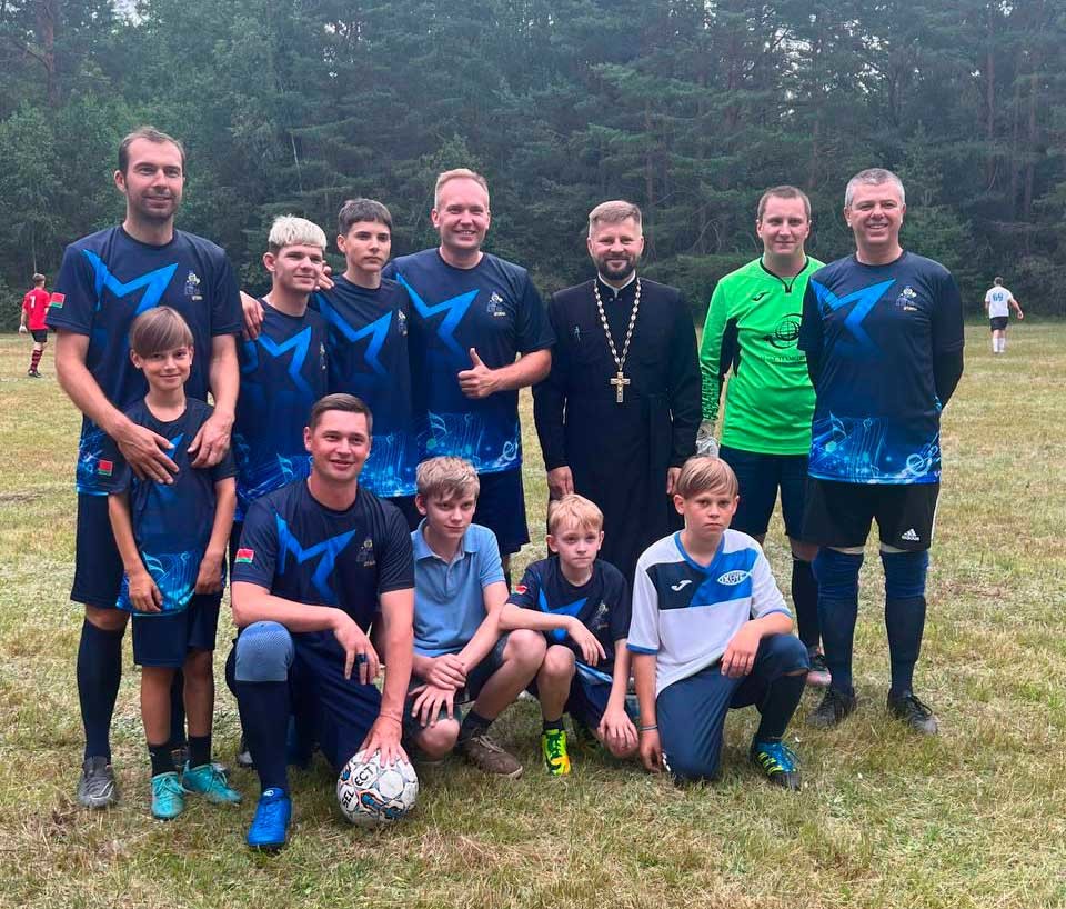 Товарищеский матч прошел между между футбольными командами «Бабушкина крынка», командой «Дружба» и командой «Днепр Stars».