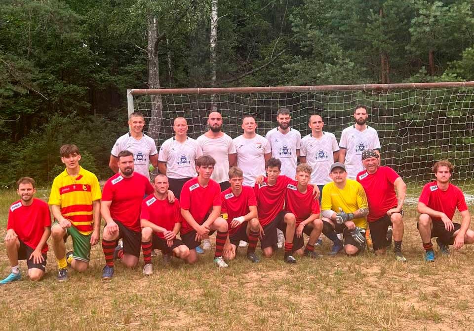 Товарищеский матч прошел между между футбольными командами «Бабушкина крынка», командой «Дружба» и командой «Днепр Stars».