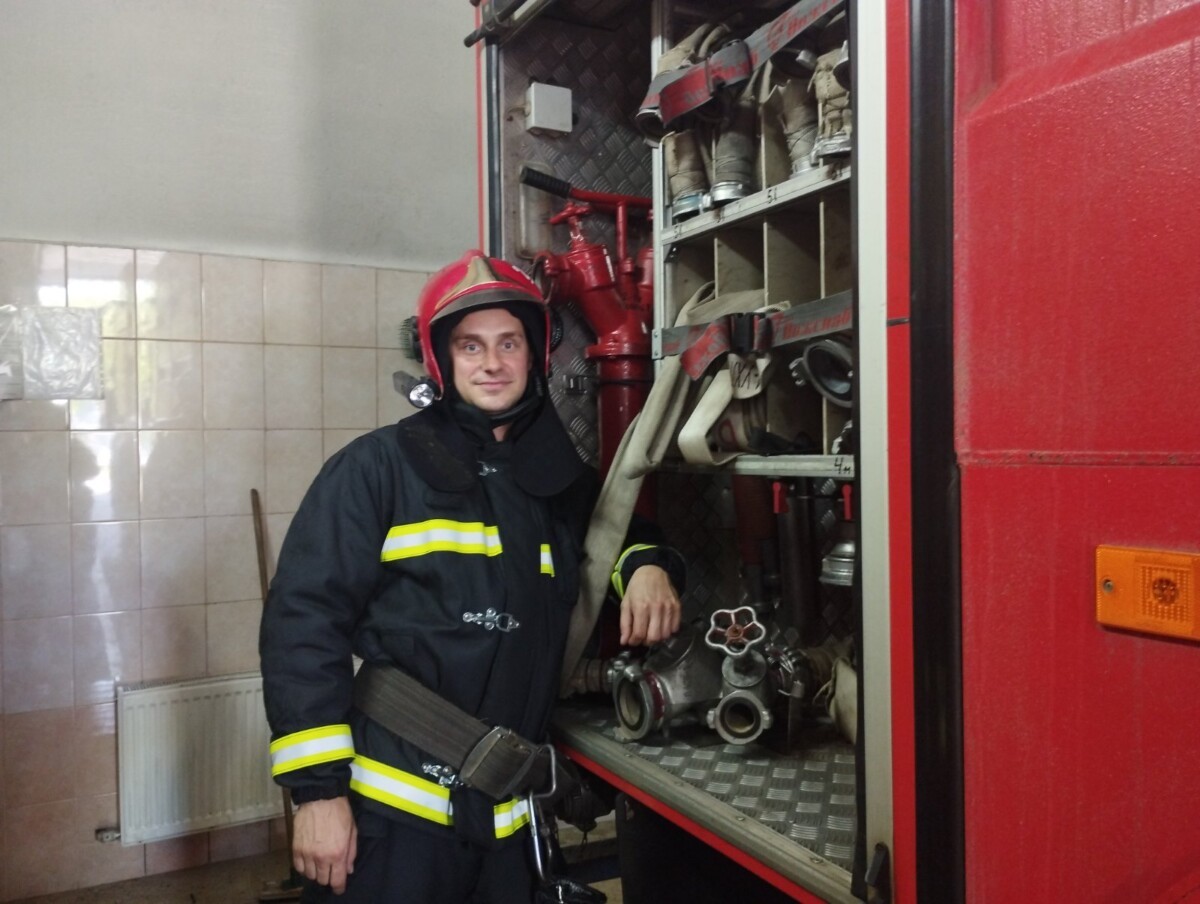 В числе таких работников МЧС — инструктор-спасатель, старший прапорщик Павел Пухальский, который служит на дислоцирующемся в поселке Глуша пожарном аварийно-спасательном посту №18.