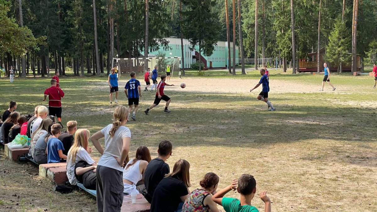 Уже традиционно инспекция по делам несовершеннолетних УВД Бобруйского горисполкома и милиционеры роты патрульно-постовой службы милиции УВД приезжают в гости к ребятам.