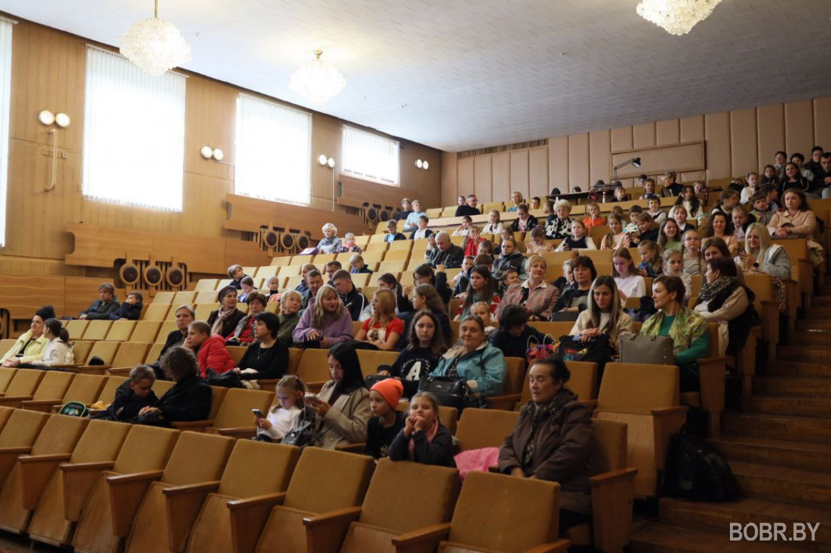 Игорь Оловников — народный артист Беларуси, лауреат Государственной премии, почетный академик Международной академии наук «Евразия», вице-президент Белорусской ассоциации педагогов-пианистов, солист Белгосфилармонии, профессор Белорусской государственной академии музыки