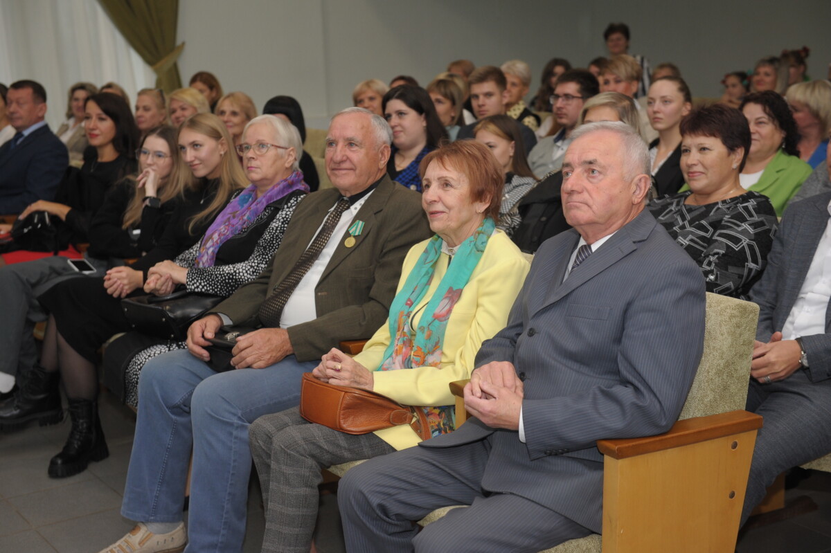 Святочны “вялікі перапынак” або ўрачыстасць з нагоды Дня настаўніка прайшла сёння ў раённым Цэнтры культуры.