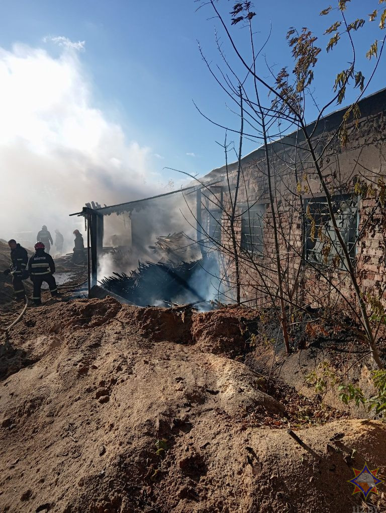 23 октября в 12-17 очевидцы сообщили спасателям о пожаре строения по улице Карла Маркса в Бобруйске.