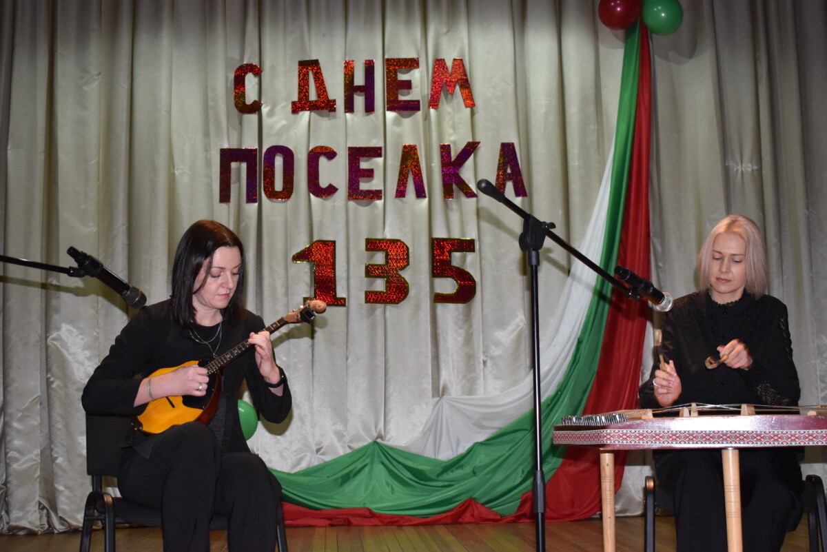 Для детей работал торговый прилавок со сладостями, сувенирами, игрушками и беспроигрышной лотереей.