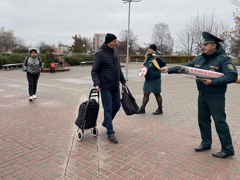 Полезные советы спасатели раздавали Бобруйчанам на железнодорожном вокзале.