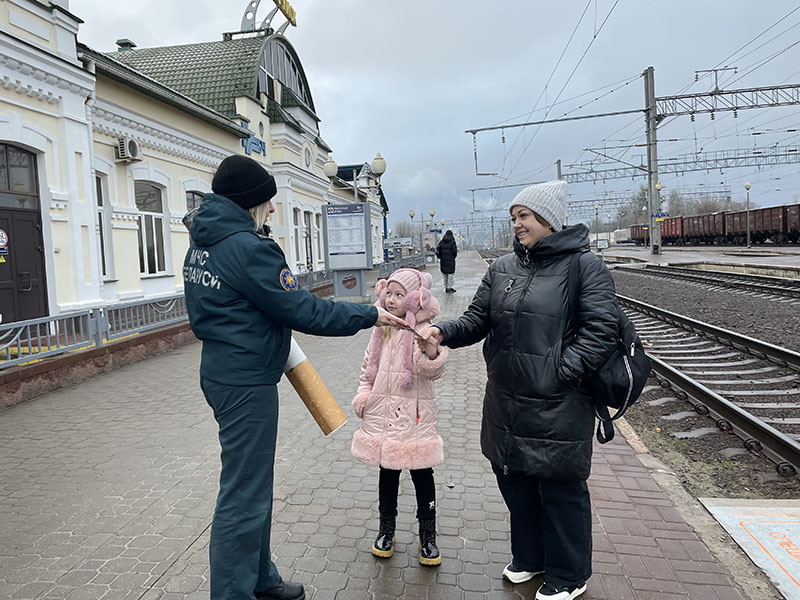 Полезные советы спасатели раздавали Бобруйчанам на железнодорожном вокзале.