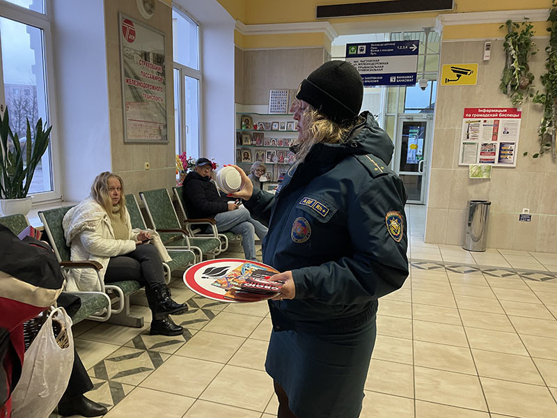 Полезные советы спасатели раздавали Бобруйчанам на железнодорожном вокзале.