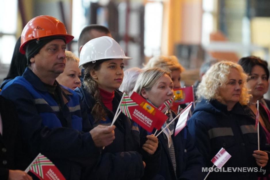 На Бобруйском заводе крупнопанельного домостроения впервые провели концерт прямо в производственном цеху