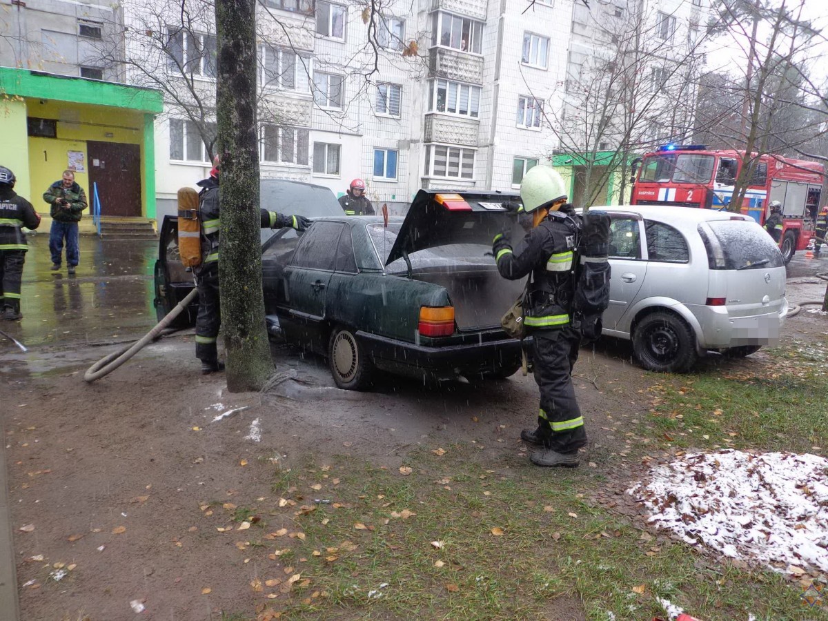 29 ноября в 12-27 в службу МЧС поступило сообщение о пожаре автомобиля, припаркованного на улице Горелика в Бобруйске.