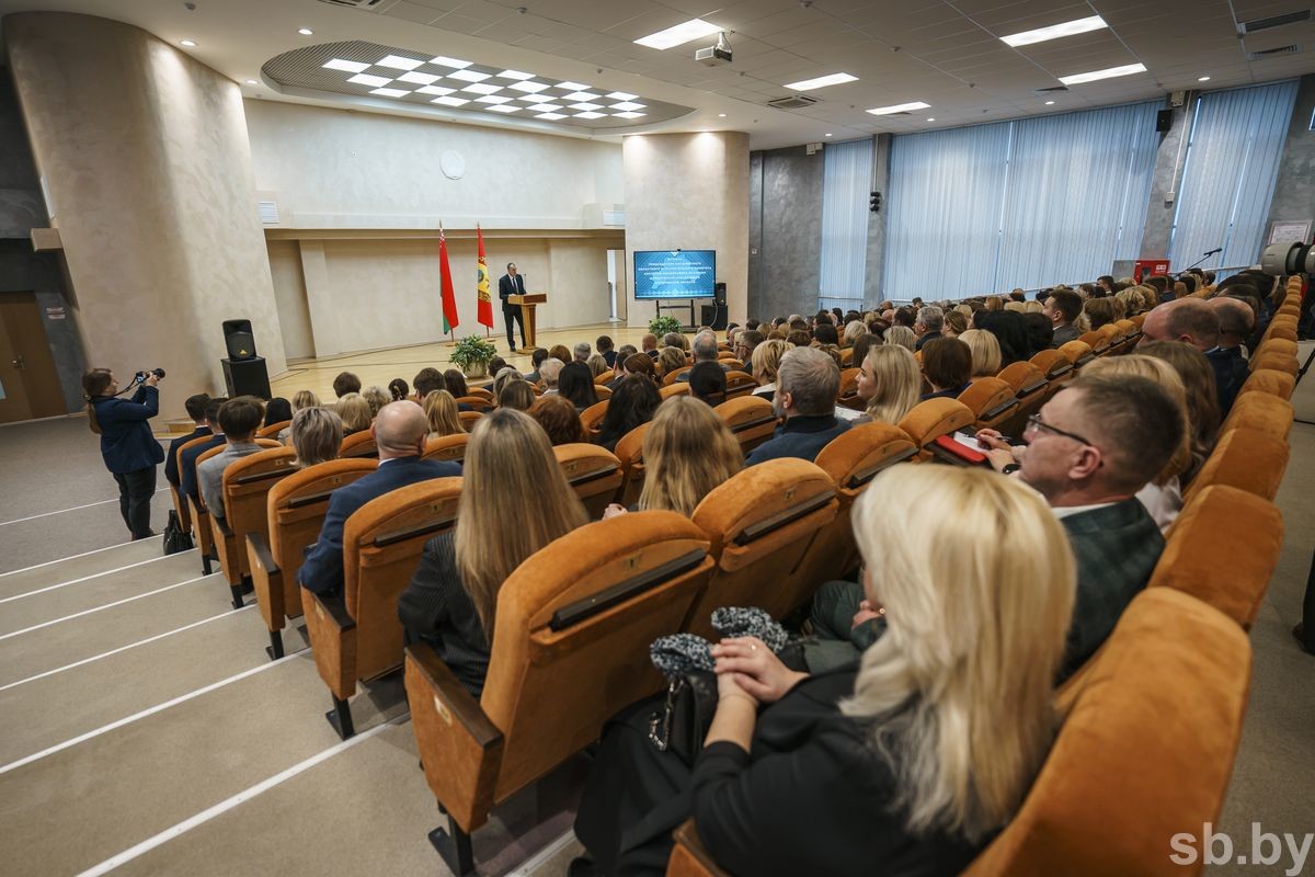 Подарок к Новому году педагогам — ключи от арендных квартир получили 16 учителей Могилева и Бобруйска