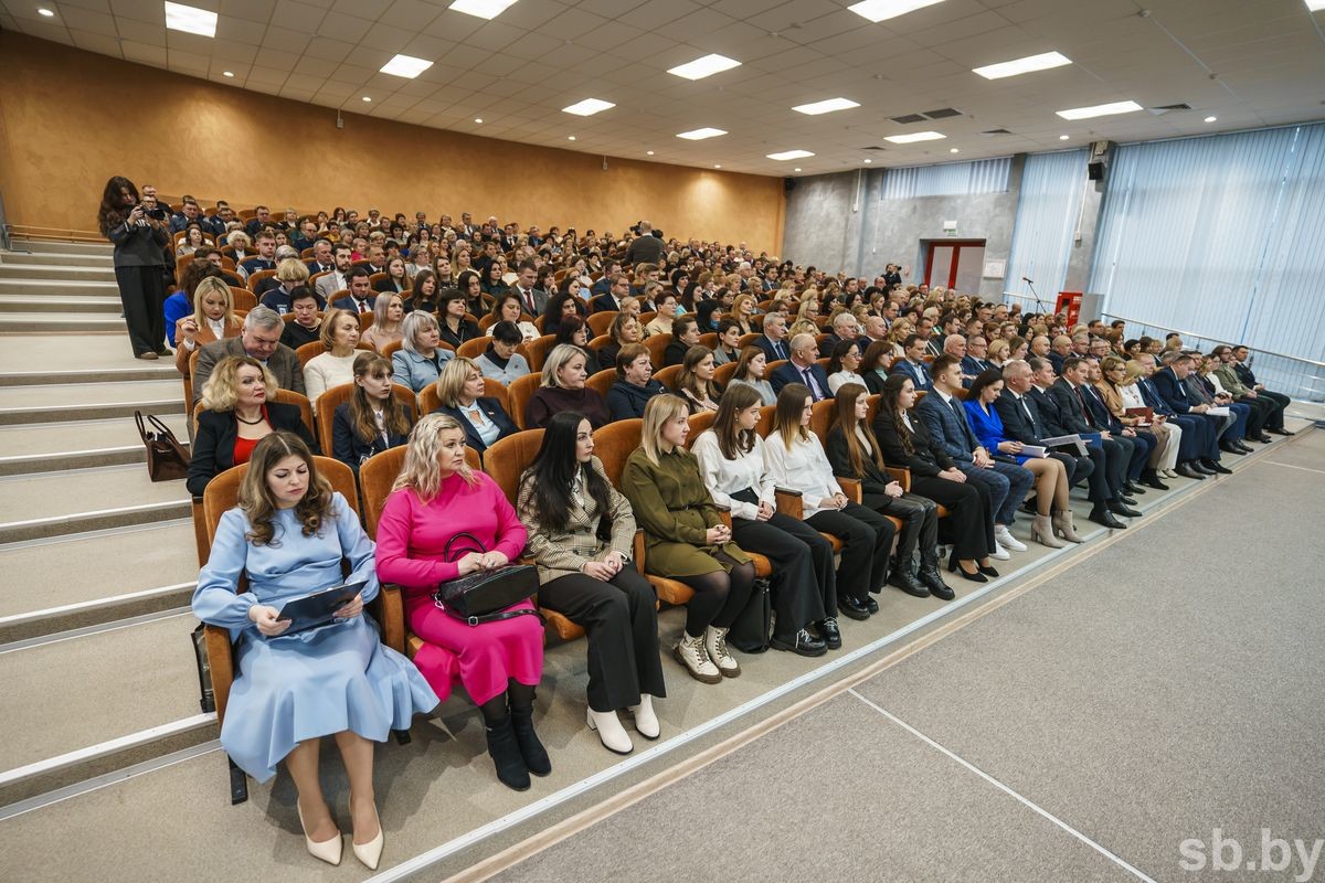 Подарок к Новому году педагогам — ключи от арендных квартир получили 16 учителей Могилева и Бобруйска