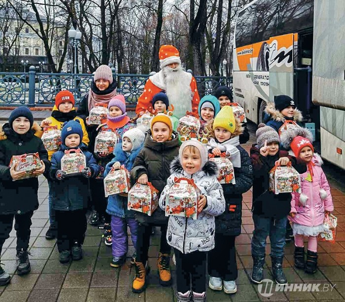 Затем участников поездки ждала экскурсия по столице, встреча со сказочными персонажами и представление в Центральном доме офицеров.