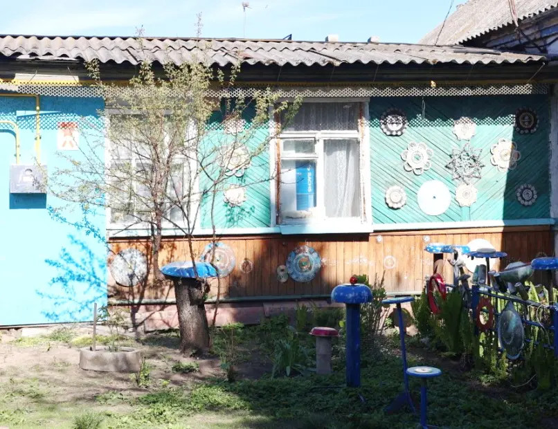 99-летний ветеран из Бобруйского района украшает свой двор в стиле поп-арт